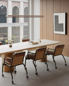 Стул из ротанга и алюминия с колесами