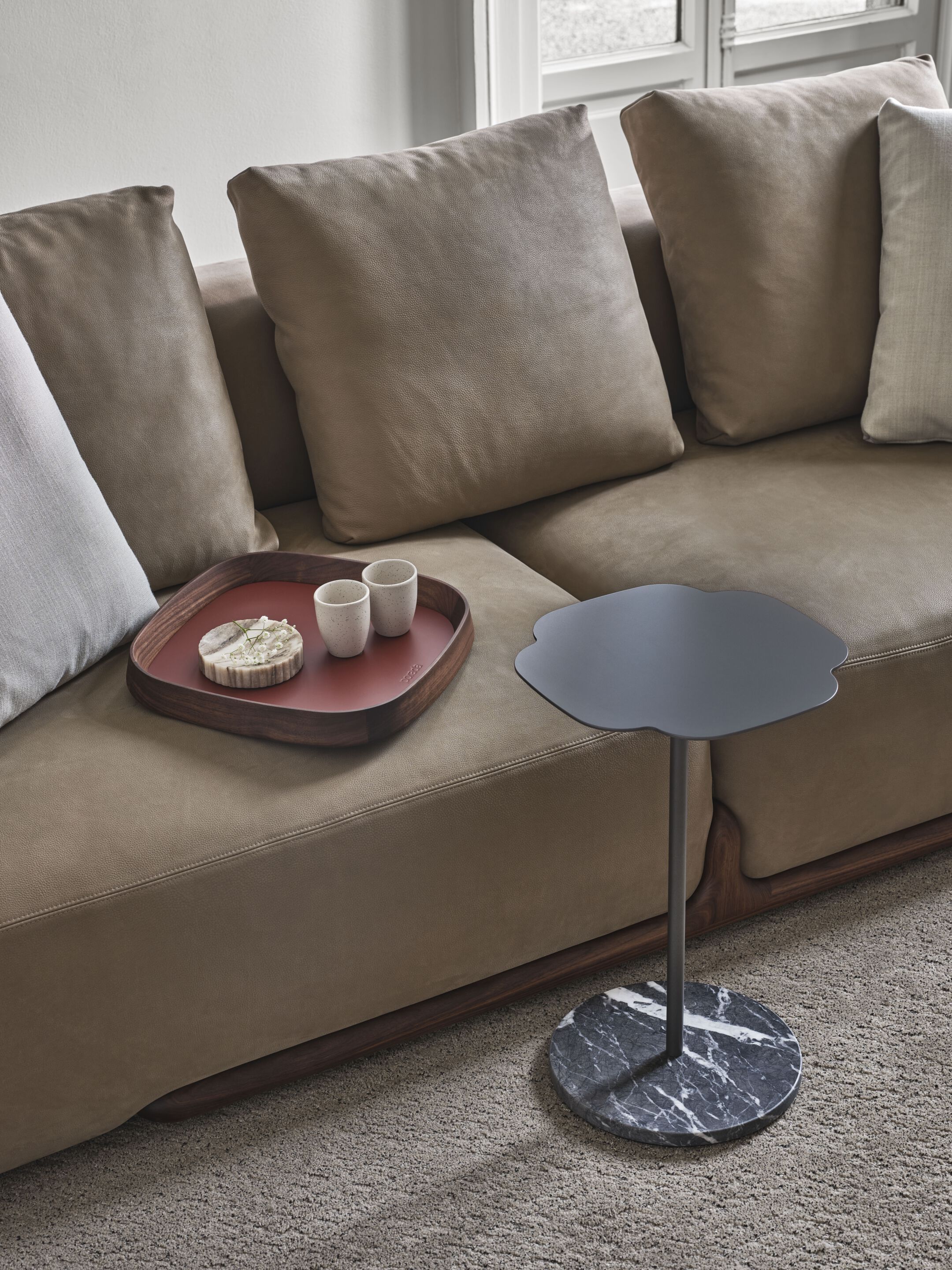 Журнальный столик из орехового дерева с подносом Porada двадцать четыре ARCH-00116457