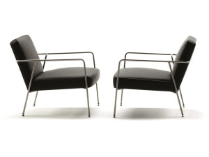 Кожаное кресло с подлокотниками