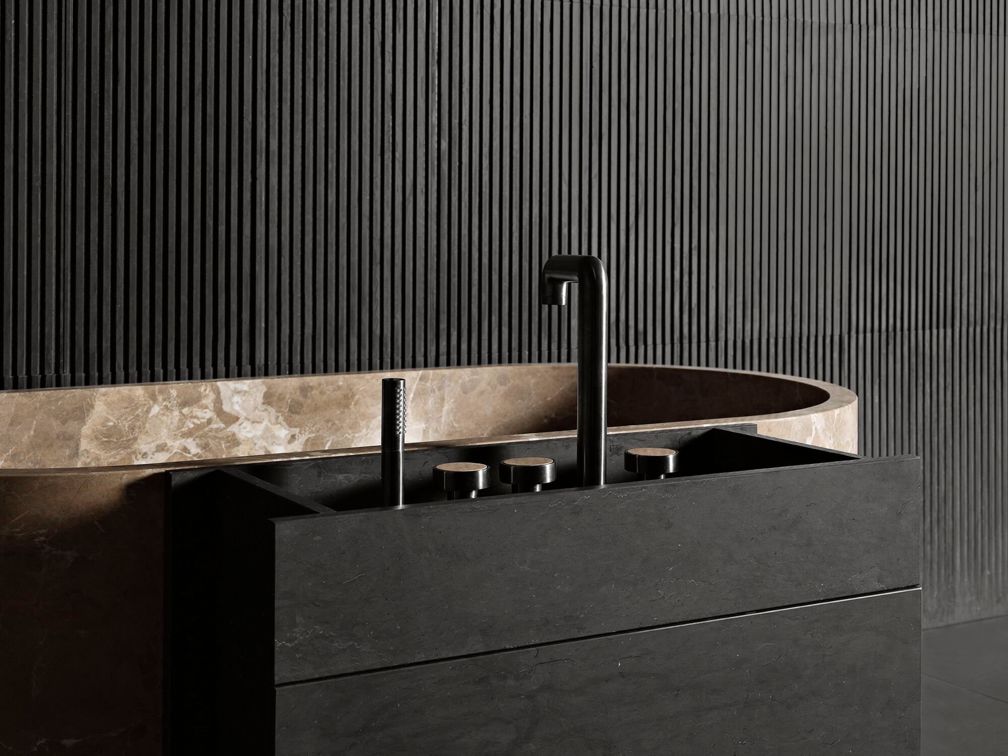 Мраморная овальная ванна в центре комнаты LUCE DI CARRARA Passage ARCH-00054615 - Вид №2