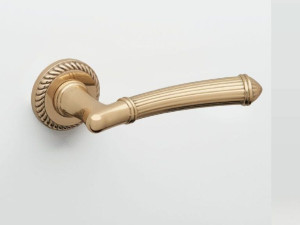 Ручка на розетке