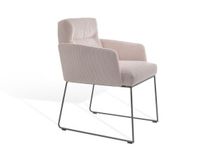 Мягкое кресло с подлокотниками