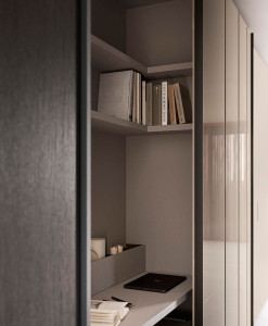 Оборудованная стена с письменным столом