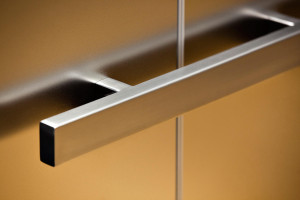 FSRT825 Показан интерьер лифта Levele-108 с нижними панелями из нержавеющей стали с отделкой из морского камня; прямоугольные перила на частном участке Forms-surfaces