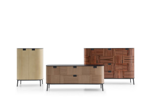 Деревянный шкаф с откидными дверями