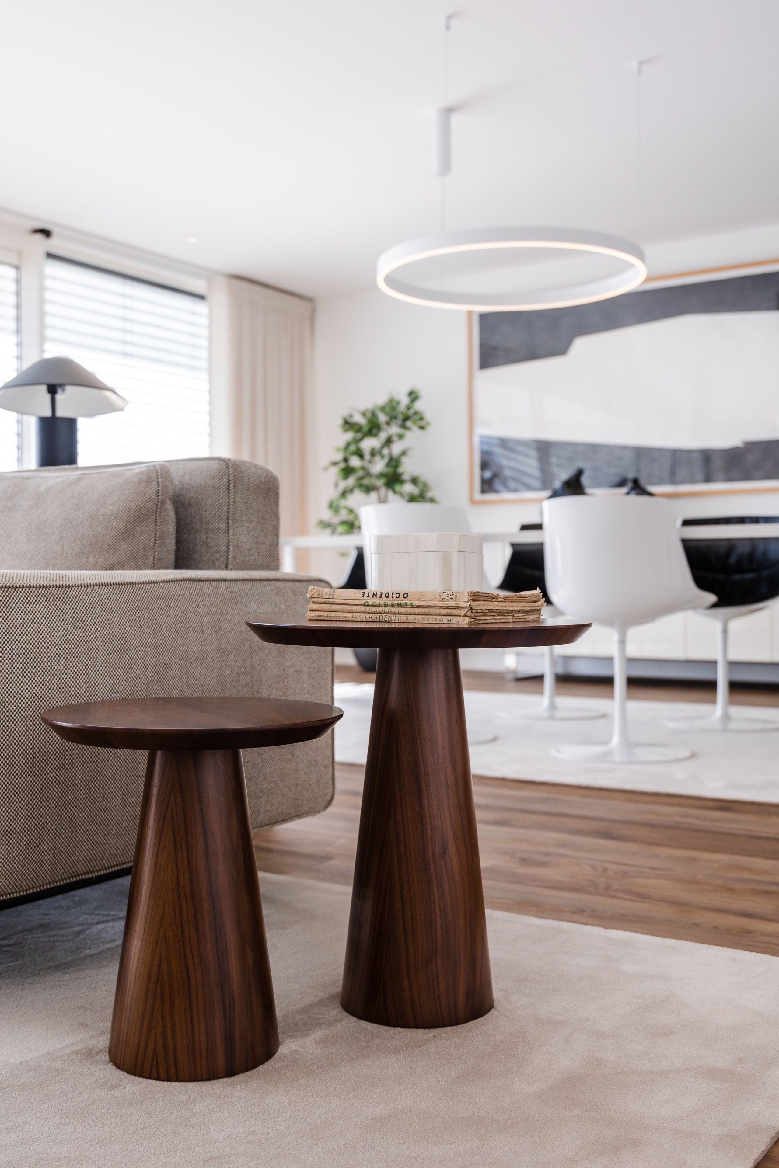 Круглый журнальный столик из грецкого ореха Stylish Club Olivier ARCH-00010287 - Вид №5