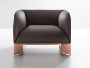 Кожаное кресло с подлокотниками