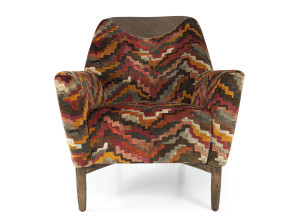 Кожаное и тканевое кресло с подлокотниками