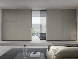 Деревянный шкаф с раздвижными дверями