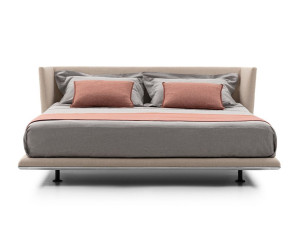 Двуспальная кровать с мягким изголовьем