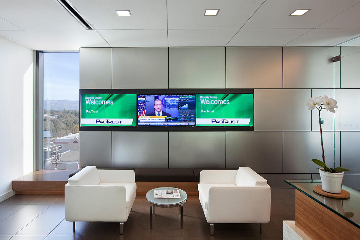 FSRT665 Система облицовки стен Levele с глухими панелями из стекла vivichrome chromis с прослойкой индивидуального цвета и отделкой opalex, а также интерьеры лифтов levele-105 в корпоративном центре Mission City, сан-диего, калифорния Forms-surfaces  - Вид №6