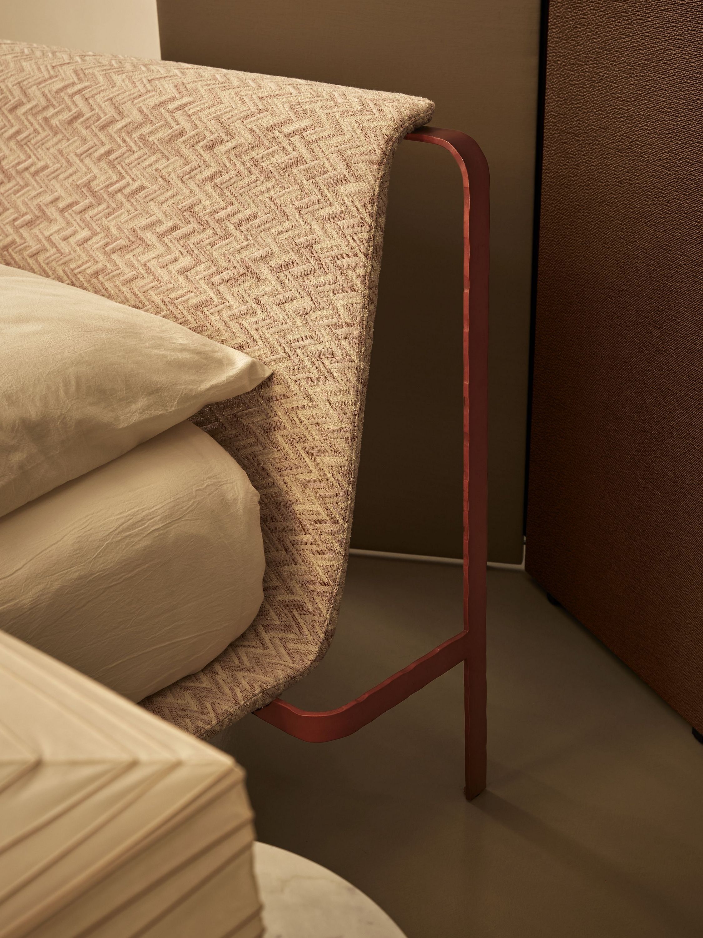 Двуспальная кровать из ткани с мягким изголовьем Bolzan Bend ARCH-00013112 - Вид №3