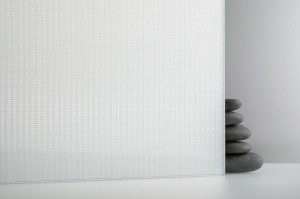 FSRT432 Стекло ткацкого станка Vivitela показано в конфигурации отражения с подшивкой белого цвета и стандартной отделкой Forms-surfaces