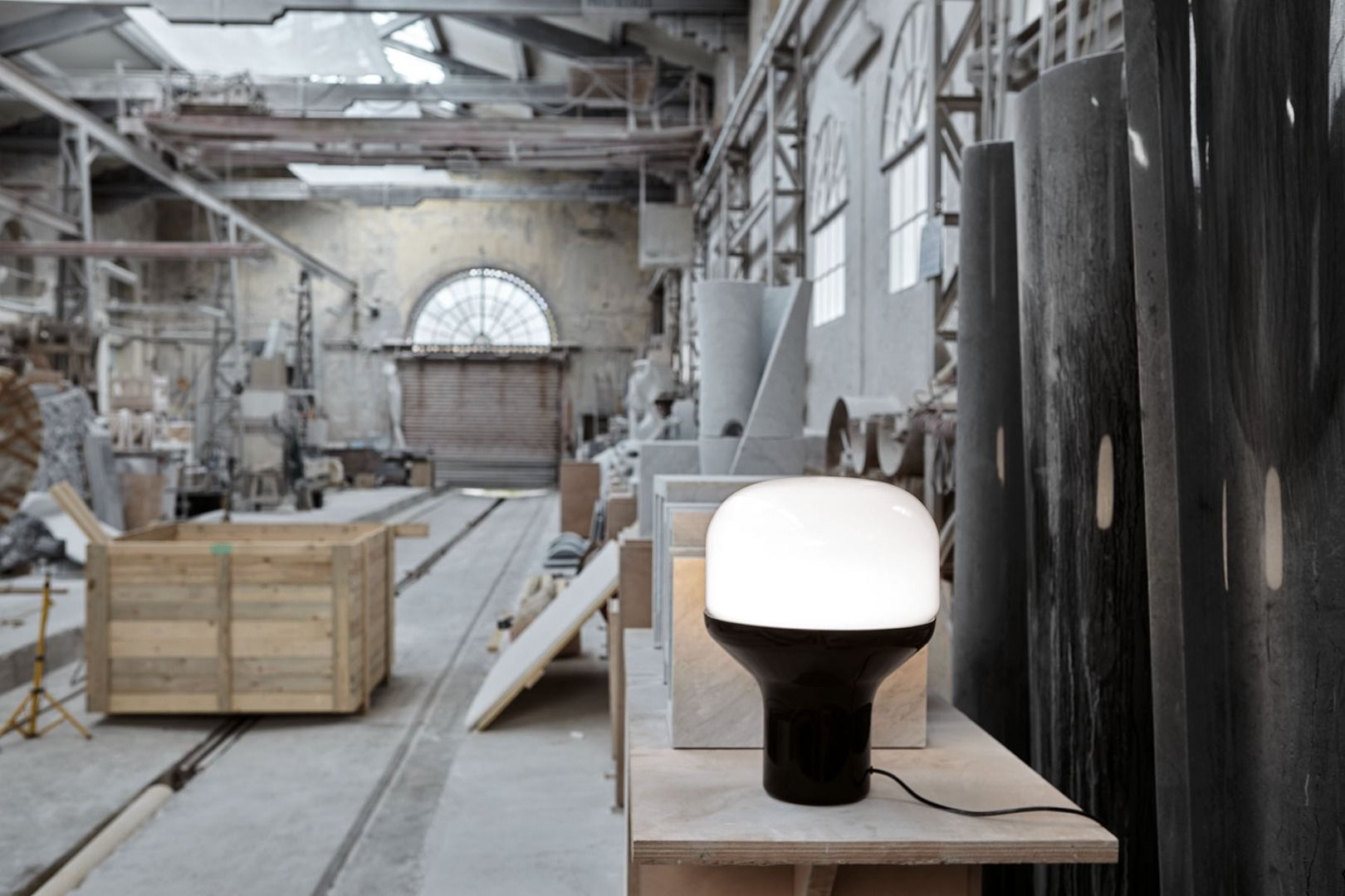 Алюминиевая и стеклянная светодиодная настольная лампа Martinelli Luce DELUX ARCH-00021742 - Вид №4