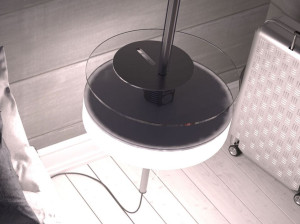 Круглая прикроватная тумбочка со встроенным освещением и динамиками