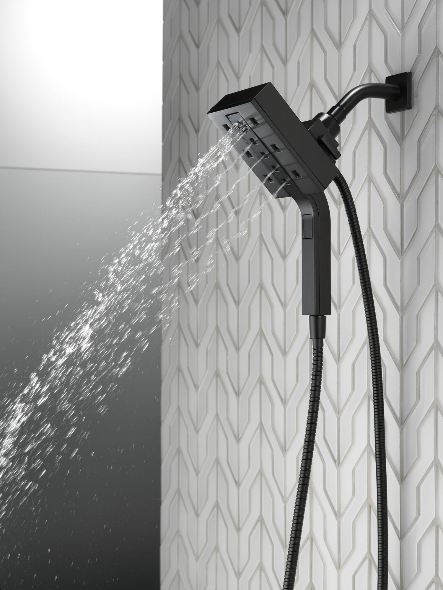 58473-BL H2Okinetic® In2ition® Душ два в одном с 4 настройками Delta Faucet Universal Showering Матовый черный  - Вид №10