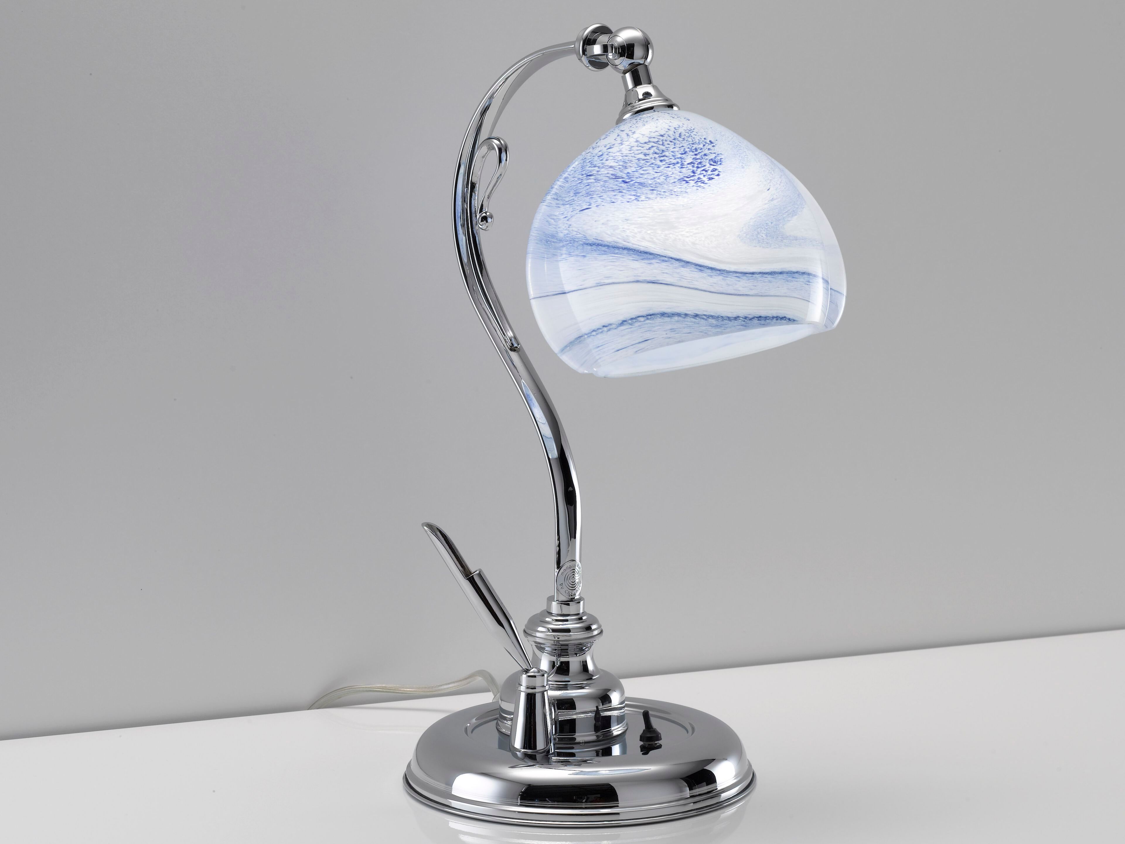 Настольная лампа из латуни со стеклянным абажуром Cremasco Illuminazione Венецианская традиция ARCH-00002795