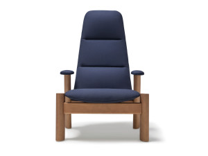 Тканевое кресло с подлокотниками и высокой спинкой