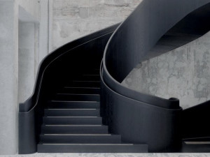 Винтовая лестница из металла и дерева