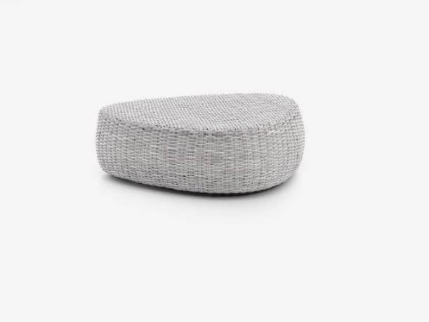 Низкий треугольный садовый столик из смолы Gervasoni Gervasoni Outdoor ARCH-00132749