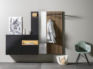 Шкаф от входа до стены