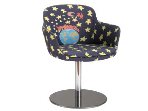 Тканевое кресло с подлокотниками