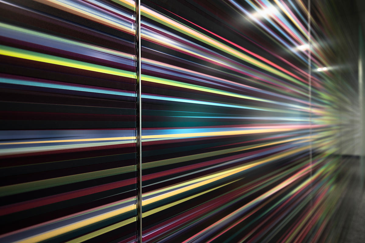 FSRT641 Система обшивки стен Levelr с панелями из стекла vivispectra vektr с индивидуальной прослойкой, показанной в конфигурации Reflective с отделкой pearlex + и открывающими ребрами из нержавеющей стали Forms-surfaces  - Вид №14