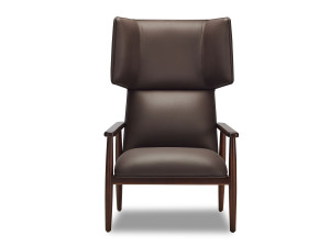 Кожаное кресло с высокой спинкой