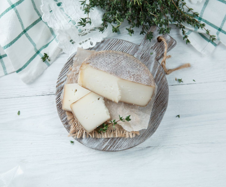 3883 Козий сыр полутвердый "Ярославский" Вкусляндия 