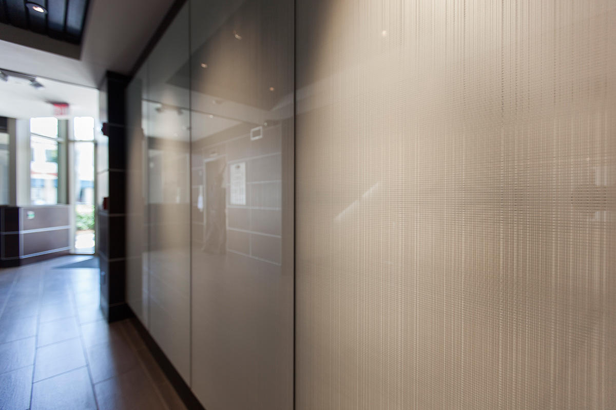 FSRT676 Стеновая система Levele с минимальным количеством панелей; вставки из стекла vivispectra Spectrum с индивидуальной графической прослойкой и стандартной отделкой; нержавеющая сталь, отделка «морской камень»; вивихромовое хромисовое стекло с белой п Forms-surfaces  - Вид №3