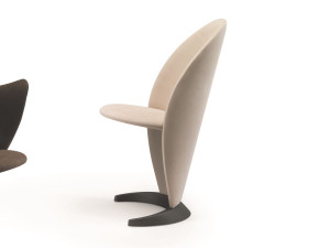 Деревянный стул с тканевой обивкой