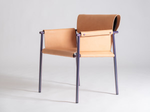 Кожаный стул с подлокотниками