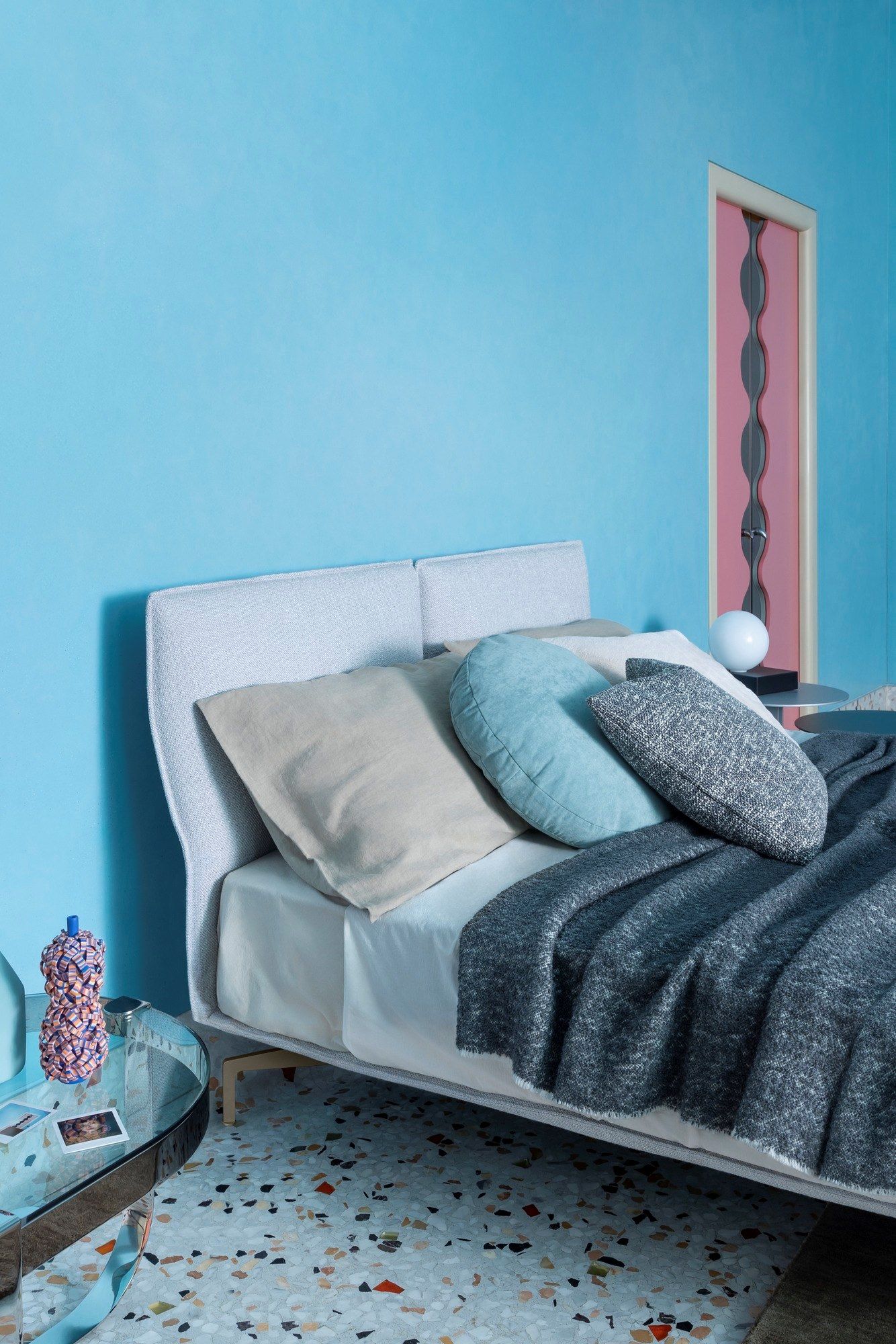 Двуспальная кровать из ткани с мягким изголовьем Saba Italia Avant-Après ARCH-00101821 - Вид №4