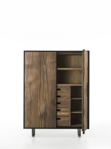 Высокий шкаф из массива дерева с комодом