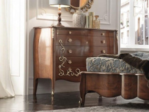 Комод из массива дерева со встроенными ручками