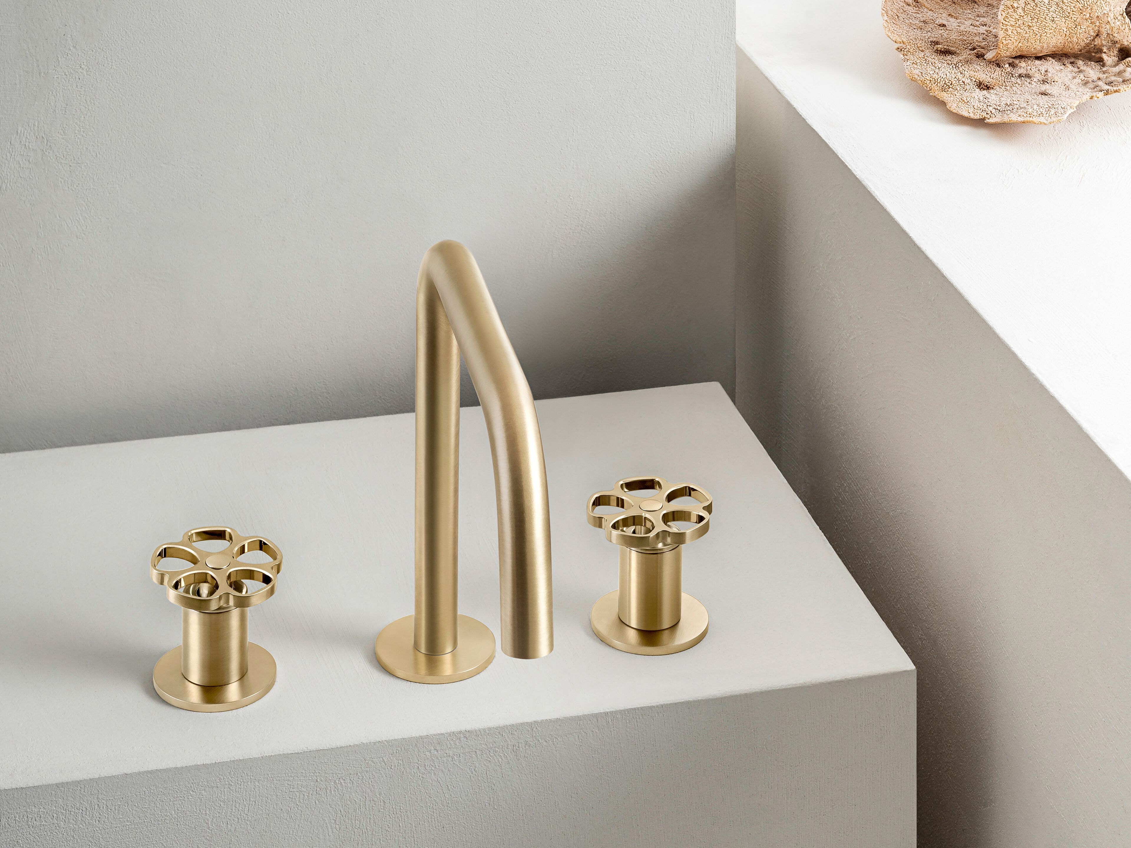 Смеситель для раковины с 3 отверстиями QD Magistro Lab Flora ARCH-00074736