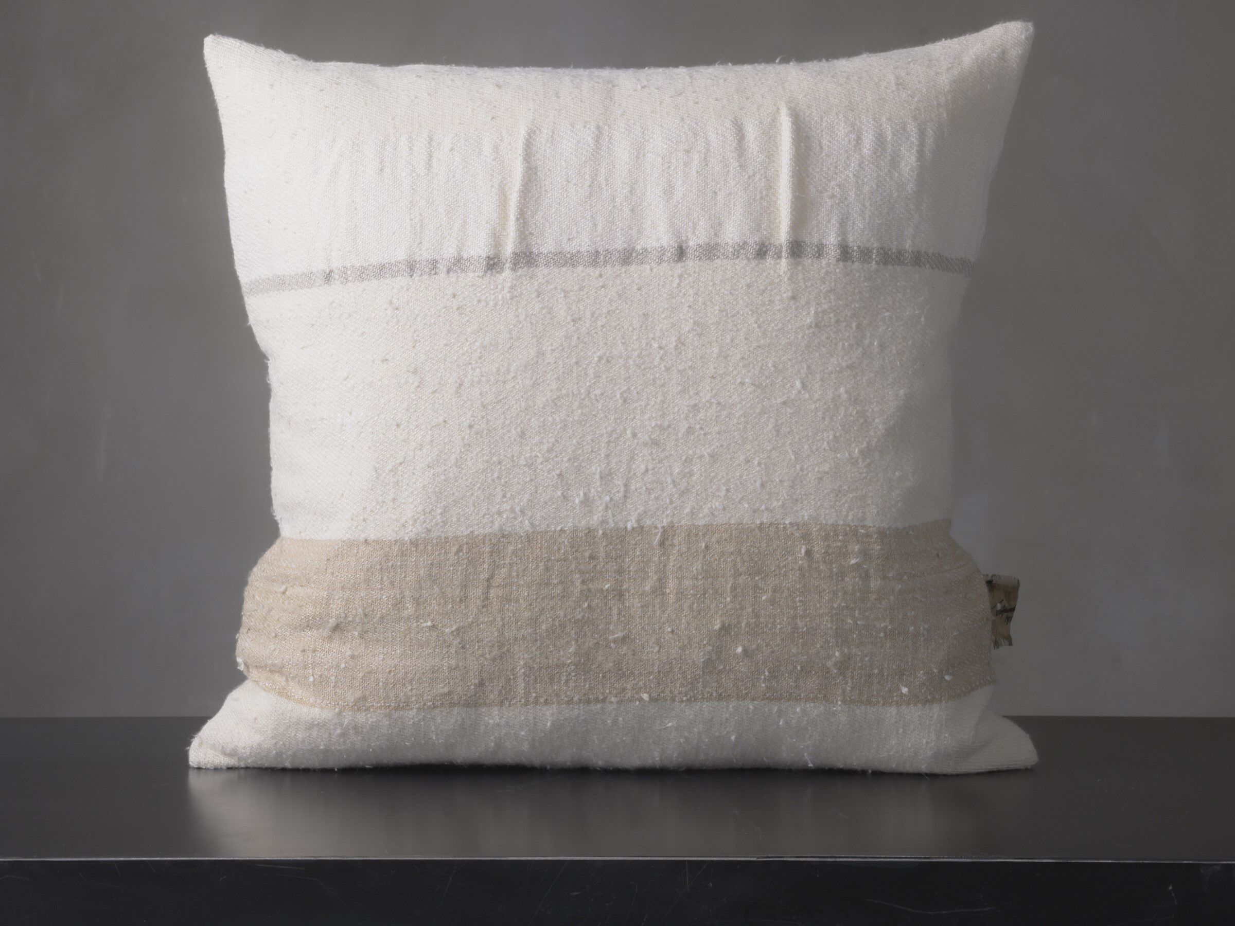 Квадратная подушка из шелка и льна The House of Lyria CHLORE ARCH-00124324