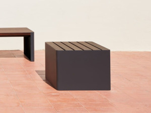 Низкий садовый стул из листового металла