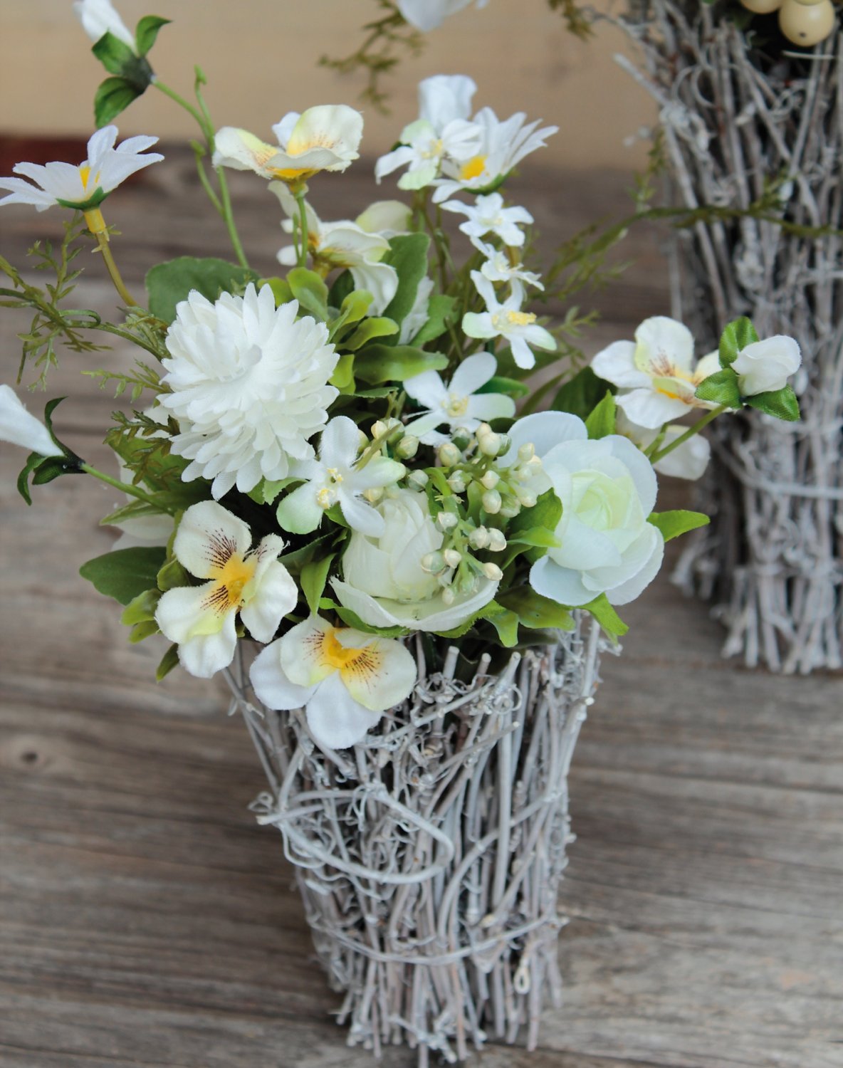 5700 708 a3 Композиция из искусственных цветов с ротангом, 30 см, бело-зеленая H-andreas  - Вид №1