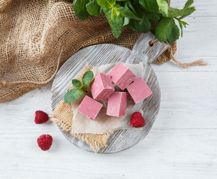 3818 Шоколад белый кусковой с малиной 35% Вкусляндия 