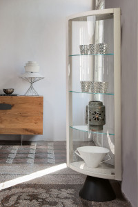 Угловая витрина со встроенным освещением