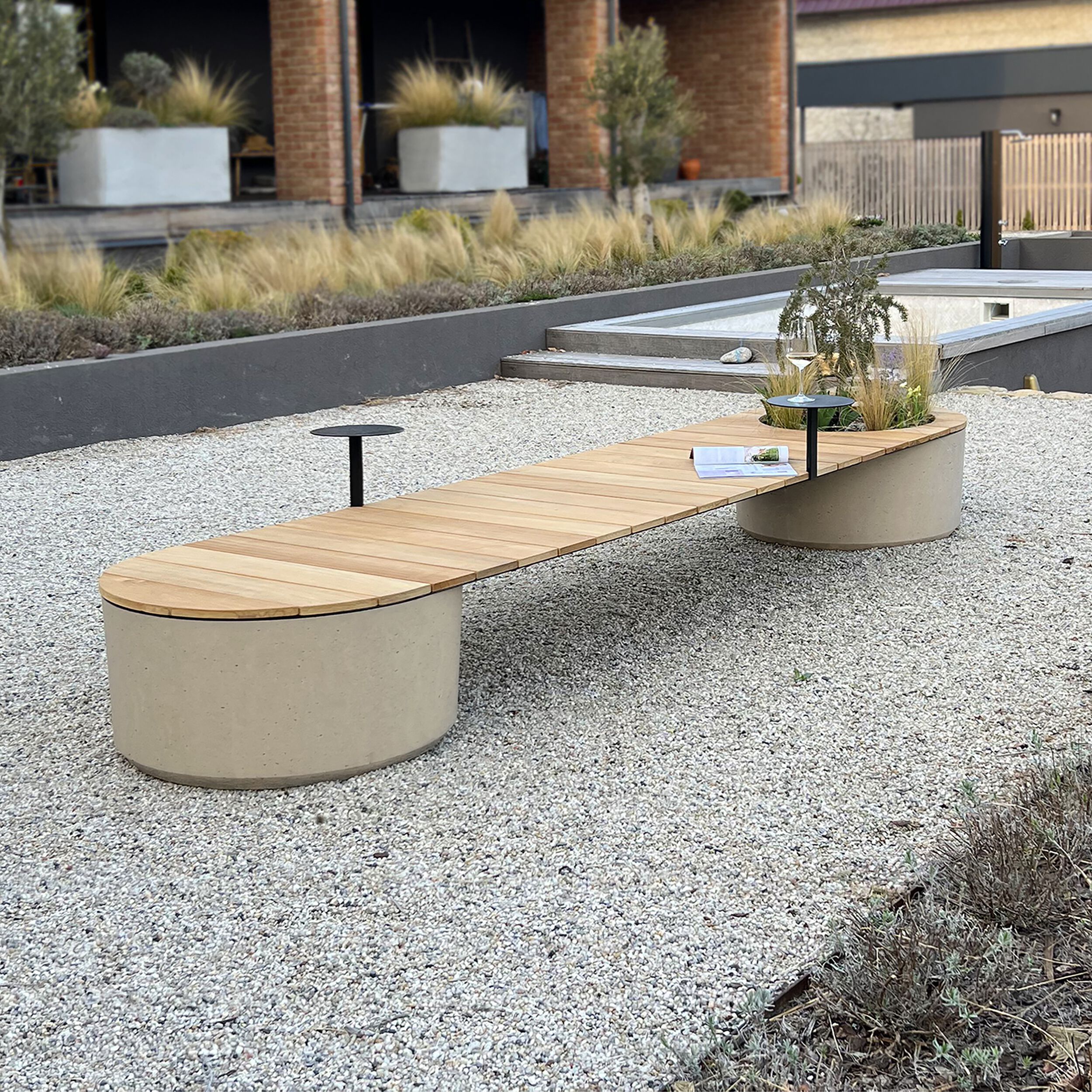 Бетонная скамейка со встроенным плантатором Betoni Grand Benches ARCH-00132743 - Вид №2