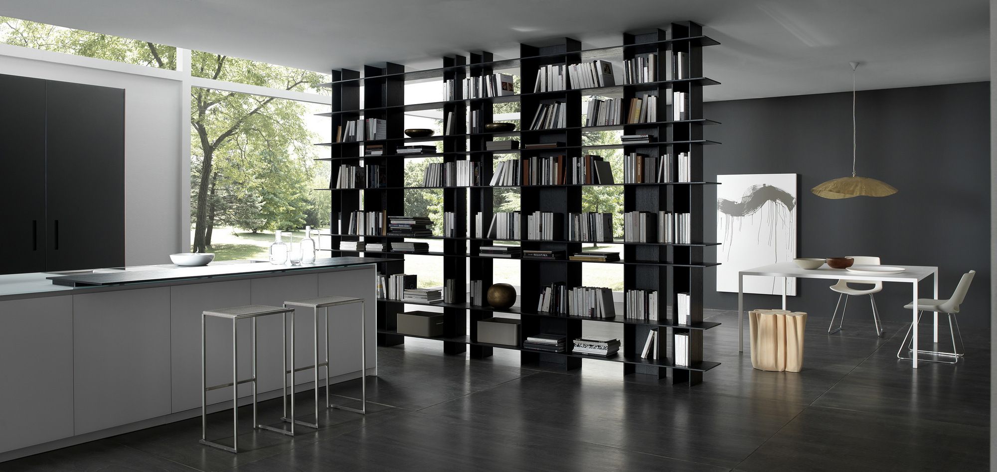 Двухсторонний книжный шкаф из эвкалипта с креплением пол-потолок MODULNOVA Skill ARCH-00088601 - Вид №1