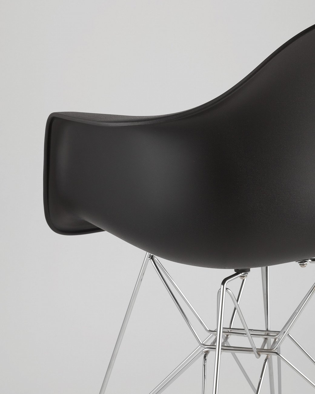 Кресло черное пластиковое с металлическими ножками Eames EAMES EAMES DAR 00-3881992 Черный  - Вид №5