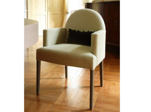 Тканевое кресло с подлокотниками