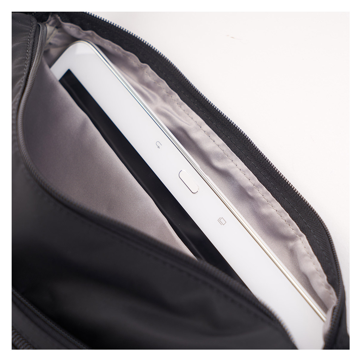 HIC176M/003-06 Молодежная сумка HIC176M Eye M RFID Hedgren Inner City  - Вид №2