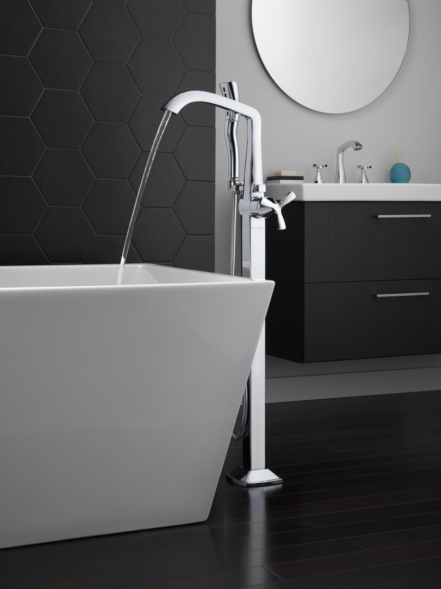 T47766-FL Накладка наполнителя ванны на полу с одной ручкой Delta Faucet Stryke Хром  - Вид №1