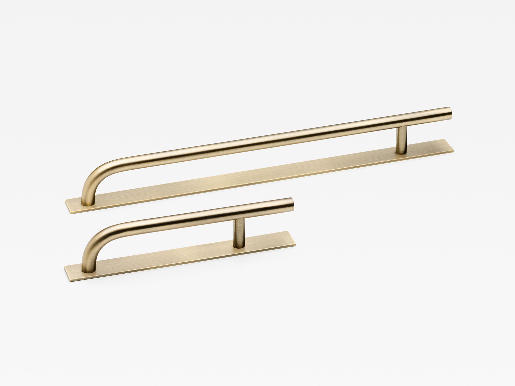 Латунная мебельная ручка на пластине Lo & Co Interiors Brera ARCH-00145478