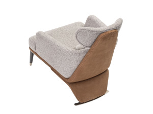 Тканевое кресло с подлокотниками