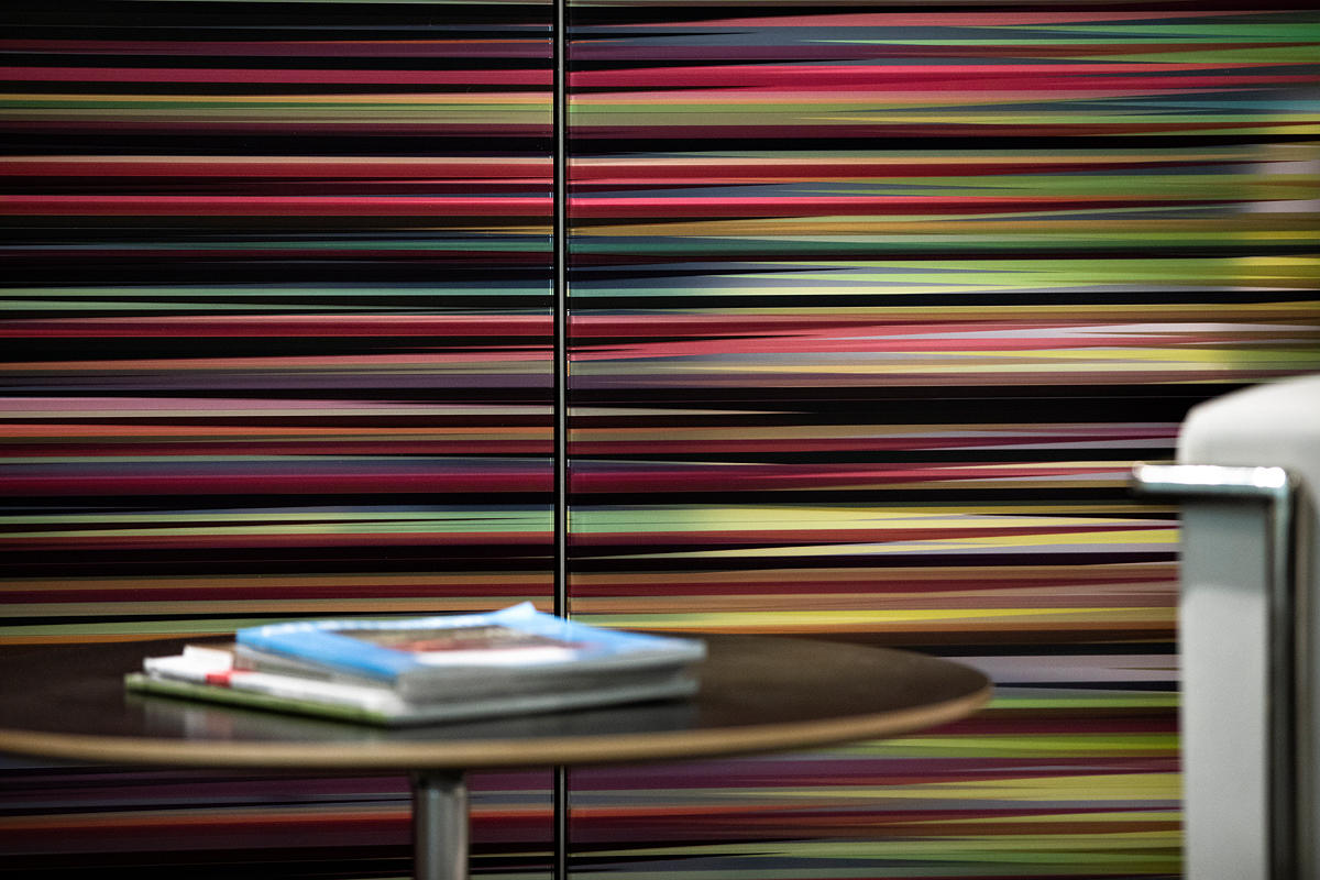 FSRT646 Система обшивки стен Levelr с панелями из вивихромного хромового стекла с прослойкой индивидуального цвета, показанная в конфигурации «отражающий» с отделкой pearlex +, нержавеющая сталь с отделкой «горный хрусталь» и открывающиеся ребра из нержав Forms-surfaces  - Вид №13